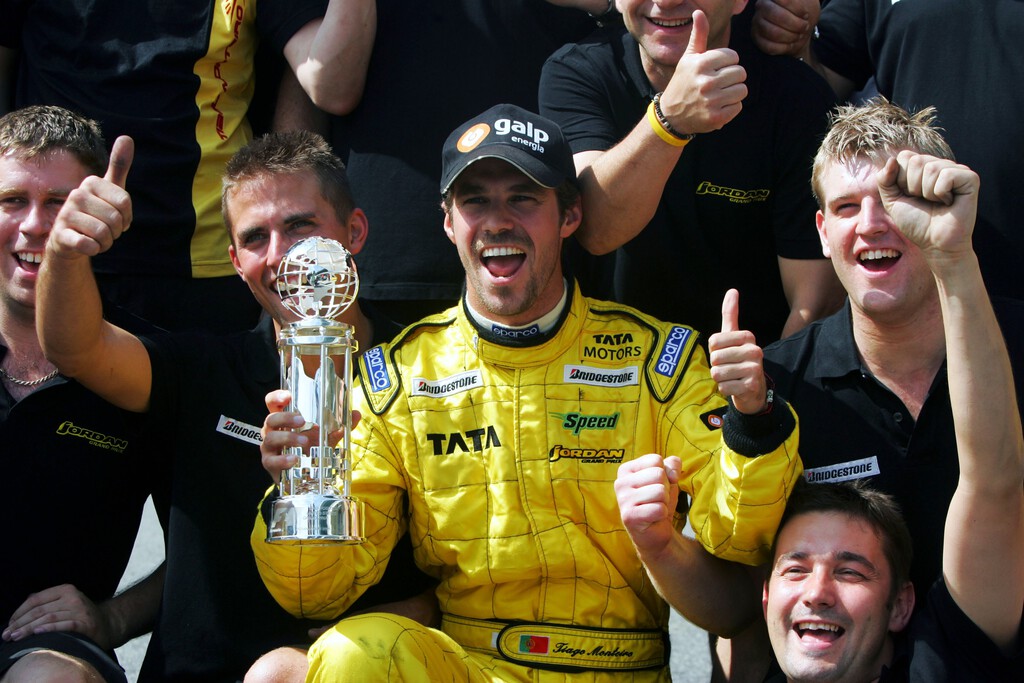 El loco podio de Tiago Monteiro, la única cara feliz en el día más triste de la historia reciente de la Fórmula 1