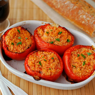 Ni carne ni atún: la versión vegetariana de tomates rellenos que además es fácil para resolver tus comidas 