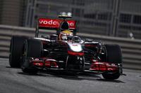 Lewis Hamilton consigue el mejor tiempo en Abu Dhabi. Fernando Alonso, tercero