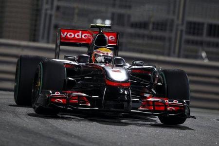 Lewis Hamilton consigue el mejor tiempo en Abu Dhabi. Fernando Alonso, tercero