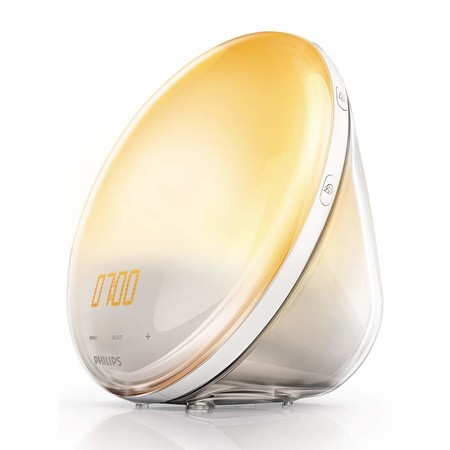 Por 77,55 euros en Amazon podemos hacernos con este despertador Philips Wake Up Light que replica el amanecer