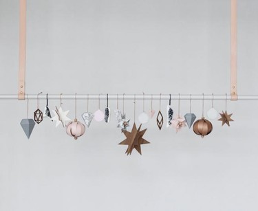 Un toque navideño minimalista con los adornos de Ferm