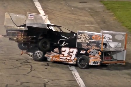 Coches unos encima de otros, puñetazos y detenciones, o cómo acabar una noche de carreras absurdas made in USA