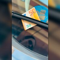 ¿Qué hace un billete de 50 euros en el parabrisas del coche? El aviso de la Policía Nacional