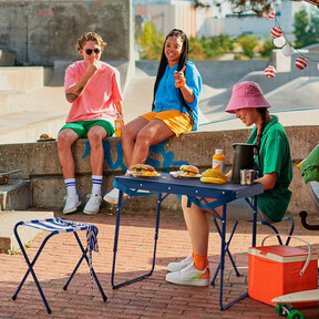 Ikea ha rebajado el set de taburetes y mesa plegables edición limitada que suma en comodidad comiendo en la playa 