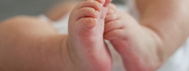 Una madre alerta sobre el peligro de besar a los bebés, tras enfermar su hijo gravemente por el virus del herpes simple