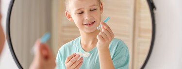Lentillas en niños: a partir de qué edad pueden utilizarse y qué recomendaciones seguir para un uso seguro 