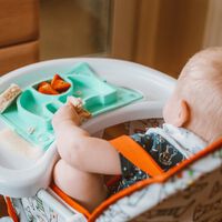 El truco viral (y económico) de una madre para evitar que el suelo se llene de comida cuando su bebé come solo