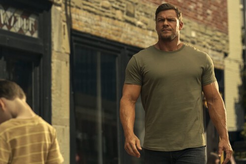 "Me he destrozado el cuerpo". Alan Ritchson ganó 14 kg y tuvo que someterse a una operación para su transformación en Reacher
 