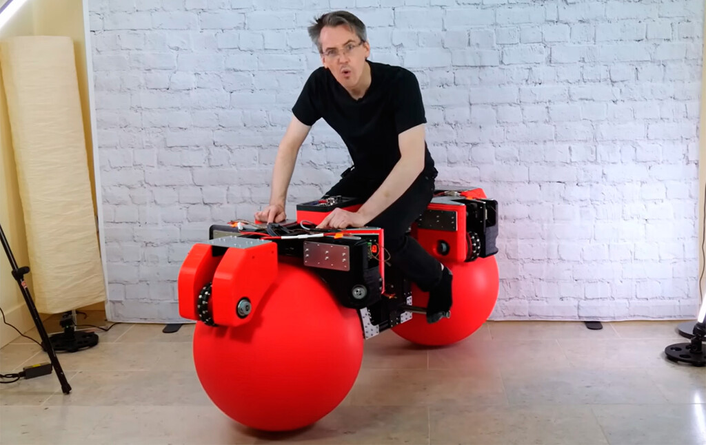 Este youtuber propone que las ruedas sean pelotas de pilates: tiene luces para motos y coches, pero demasiadas sombras