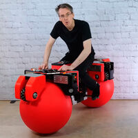 Este youtuber propone que las ruedas sean pelotas de pilates: tiene luces para motos y coches, pero demasiadas sombras 