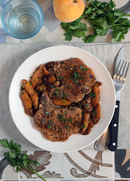 Chuletas de cerdo al whisky con melocotón. Receta rápida para el verano