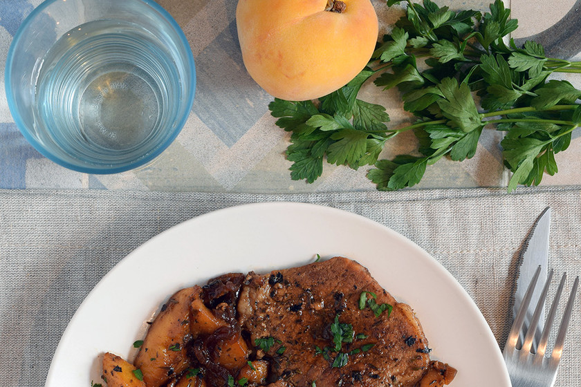 Chuletas de cerdo al whisky con melocotón. Receta rápida para el verano