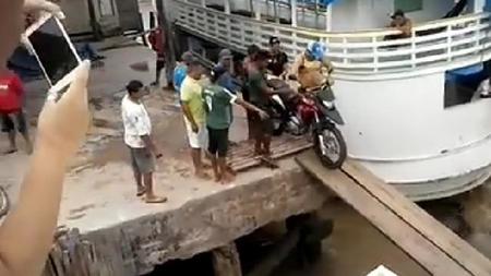 La peor manera de cargar la moto en un barco