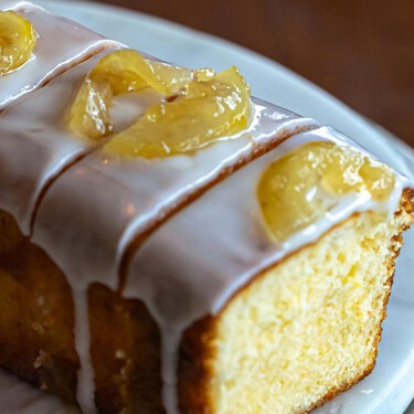 Cómo hacer un panqué de limón esponjoso en licuadora con un glaseado irresistible
