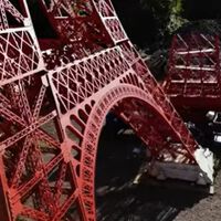 31 metros e 8 toneladas de ferro: aos 77 anos, francês ergue réplica da Torre Eiffel no quintal após oito anos de trabalho; vídeo 