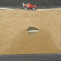 Con un Hot-Wheels y una caja llena de arena entenderás cómo se forman los socavones que se tragan coches