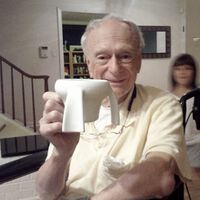 Menina de 11 anos vira multimilionária ao inventar caneca que transforma vida de avô com Parkinson 