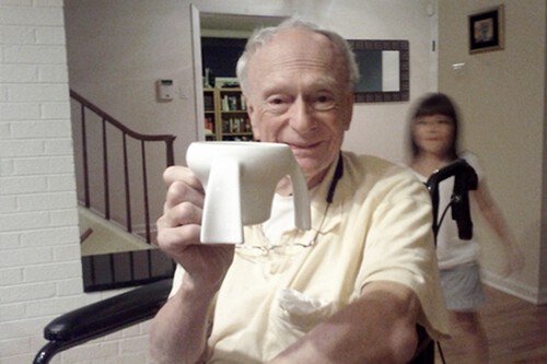 Menina criou caneca para ajudar avô / Imagem: Imagiroo