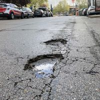 Si te has preguntado por qué a veces parece que hay más baches, la respuesta es la lluvia. Un ingeniero de caminos nos explica por qué pasa