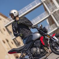Protección y polivalencia por poco más de 100 euros: así es la chaqueta de moto Tucano Urbano Texwork 2G 