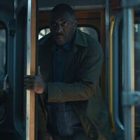 El tráiler de la temporada 2 de 'Hijack' vuelve a poner a Idris Elba contra las cuerdas, cambiando de vehículo en los nuevos episodios 