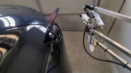 El dueño de un Tesla Model 3 adelanta por la derecha a Elon Musk desarrollando un robot que carga el coche sin ayuda de nadie