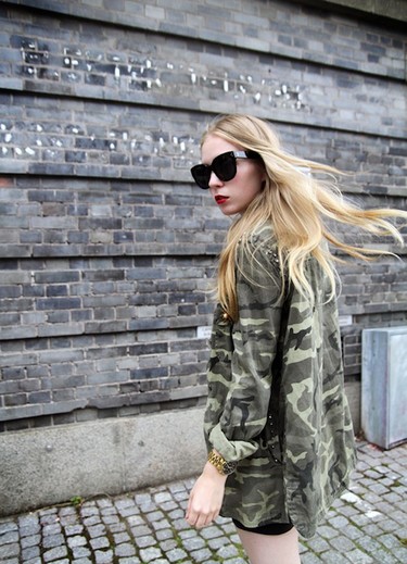 Audrey es mi nombre, Céline mi apellido. ¿La deseas tanto cómo yo?