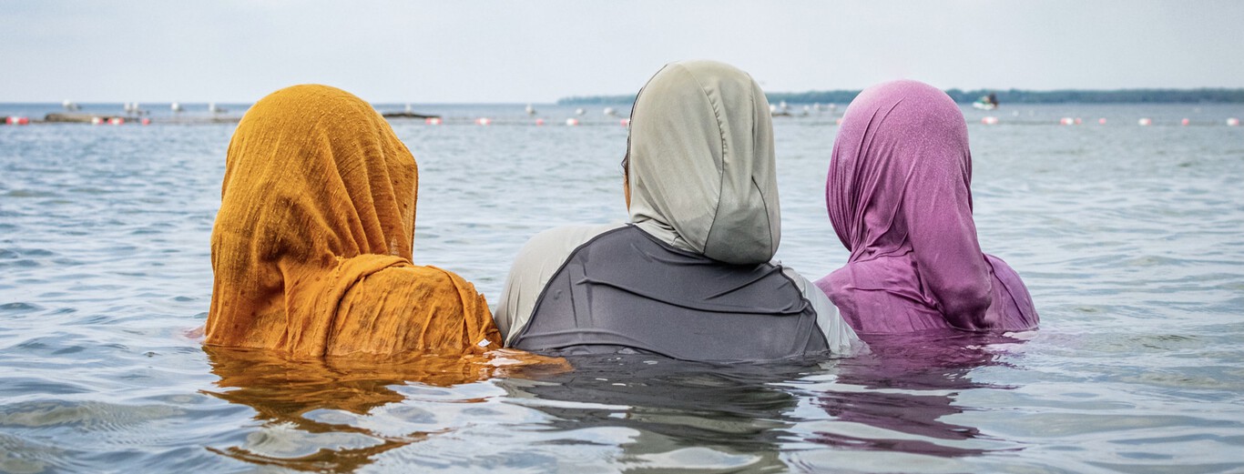 En Burgos puedes ir a la piscina con burkini, en León no: la confusión reglamentaria de España con los bañadores de cuerpo entero