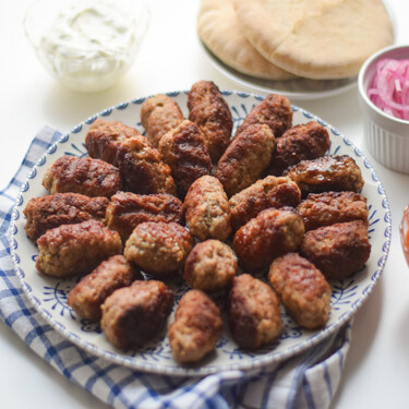 Cevapi, las irresistibles albóndigas a la parrilla típicas de la cocina de los Balcanes