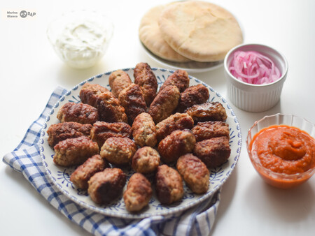 Cevapi, las irresistibles albóndigas a la parrilla típicas de la cocina de los Balcanes