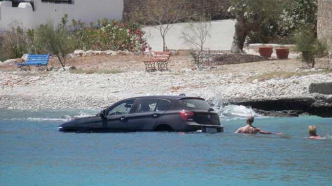 Este BMW Serie 1 nadador, a remojo en aguas griegas