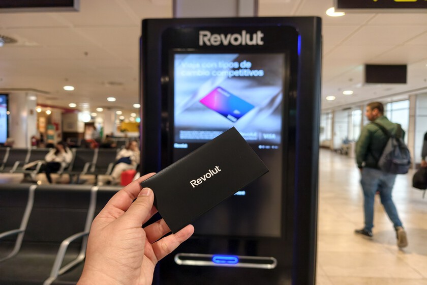 Nunca había usado un cajero tan "agresivo" hasta que toqué la pantalla de uno de Revolut: me fui a casa con una tarjeta que no había pedido