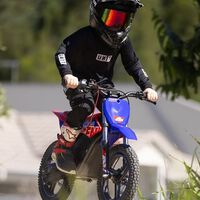 Un niño de 9 años rodaba solo en moto por la ciudad, se intenta escapar de la policía y sus padres ni siquiera estaban