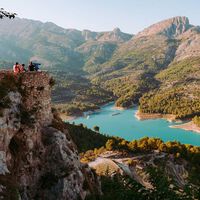 Si quieres visitar el casco antiguo de este precioso pueblo de Alicante, solo puedes hacerlo a través de un túnel excavado en la roca