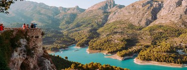 Si quieres visitar el casco antiguo de este precioso pueblo de Alicante, solo puedes hacerlo a través de un túnel excavado en la roca