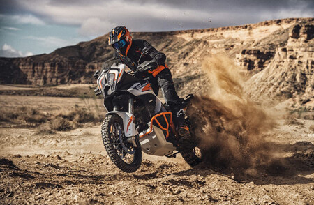 KTM 1290 Super Adventure R: la maxitrail mantiene los mismos 160 CV pero saca sus garras más offroad, por 19.799 euros