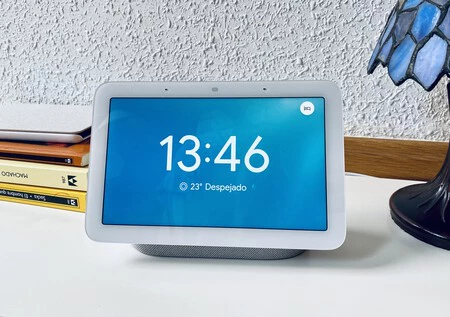 写真は、アシスタントを備えた Google のホームデバイスの 1 つである第 2 世代 Google Nest Hub です。エヴァ・ロドリゲス・デ・ルイスによるシャタカの画像