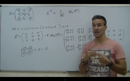 David Calle enseña a resolver problemas de matemáticas, física y química en Unicoos