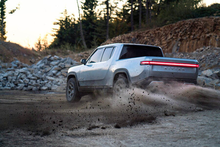 La pick-up eléctrica de Rivian calienta su llegada presumiendo de bondades todoterreno en estos vídeos