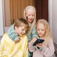 Una asociación navarra cree tener la solución para que sus hijos tengan su primer móvil más tarde : pactar con otras familias 