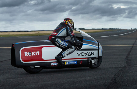 Voxan y Max Biaggi adelantan sus planes para batir 12 récords de velocidad con la moto eléctrica de 360 CV