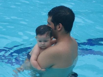 La foto de tu bebé: disfrutando de la piscina con papá