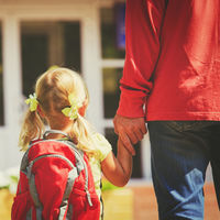 ¿Cuál es el peso máximo que deben llevar los niños en la mochila a la espalda y de ruedas para evitar lesiones?