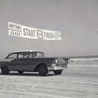 Hace 120 años una playa se convirtió en el epicentro de las carreras de coches. Hoy puedes seguir conduciendo por la arena