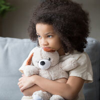 Por qué decirle a un niño "pórtate bien" resulta confuso y no sirve para educar