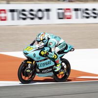 Adrián Fernández gana su primera carrera de Moto3 en Valencia y Ángel Piqueras es el subcampeón del mundo 