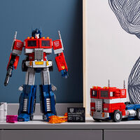 LEGO nos deleita con el Optimus Prime original, todo un Transformer capaz de mutar de robot a camión