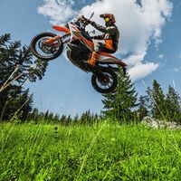 La KTM 890 Adventure R se renueva, y trae chucherías para seguir siendo referencia entre las trail medias