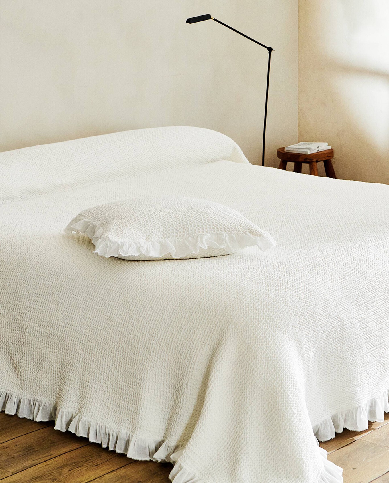 Seis colchas blancas de Zara Home para dar al dormitorio un aire ...